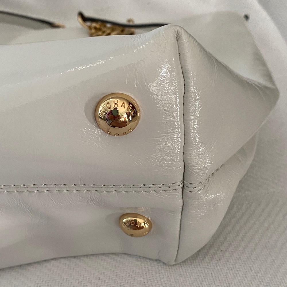 Michael Kors Glossy White patent leather Shoulder Bag - Picture 4 of 8
